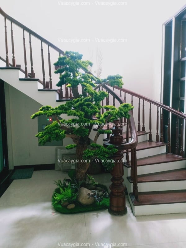 cây tùng giả trang trí cầu thang