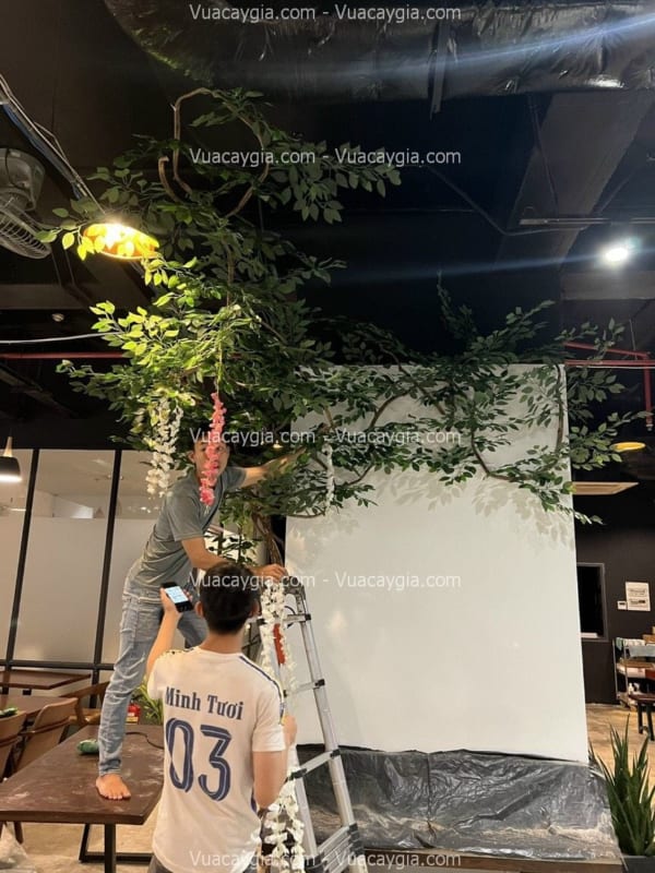dây leo giả trang trí nhà hàng