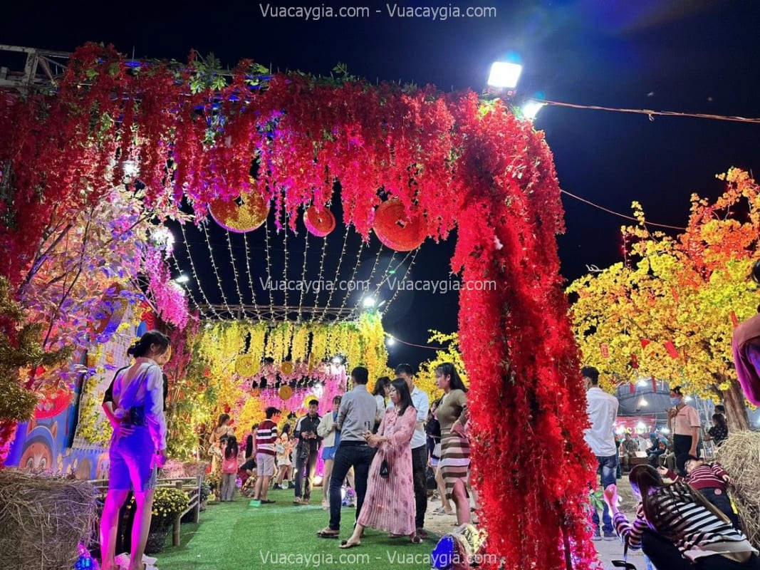 Cây cổ thụ giả hoa vàng