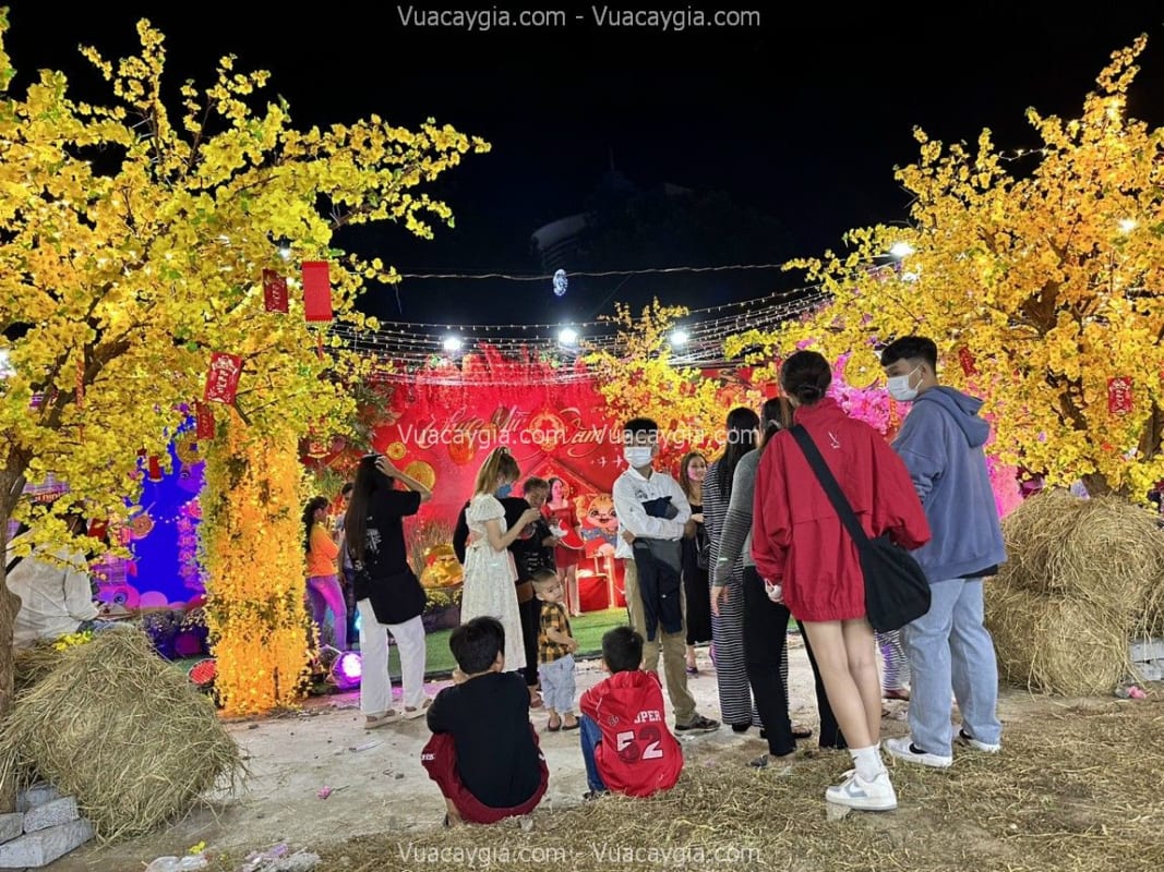 Cây cổ thụ giả hoa vàng
