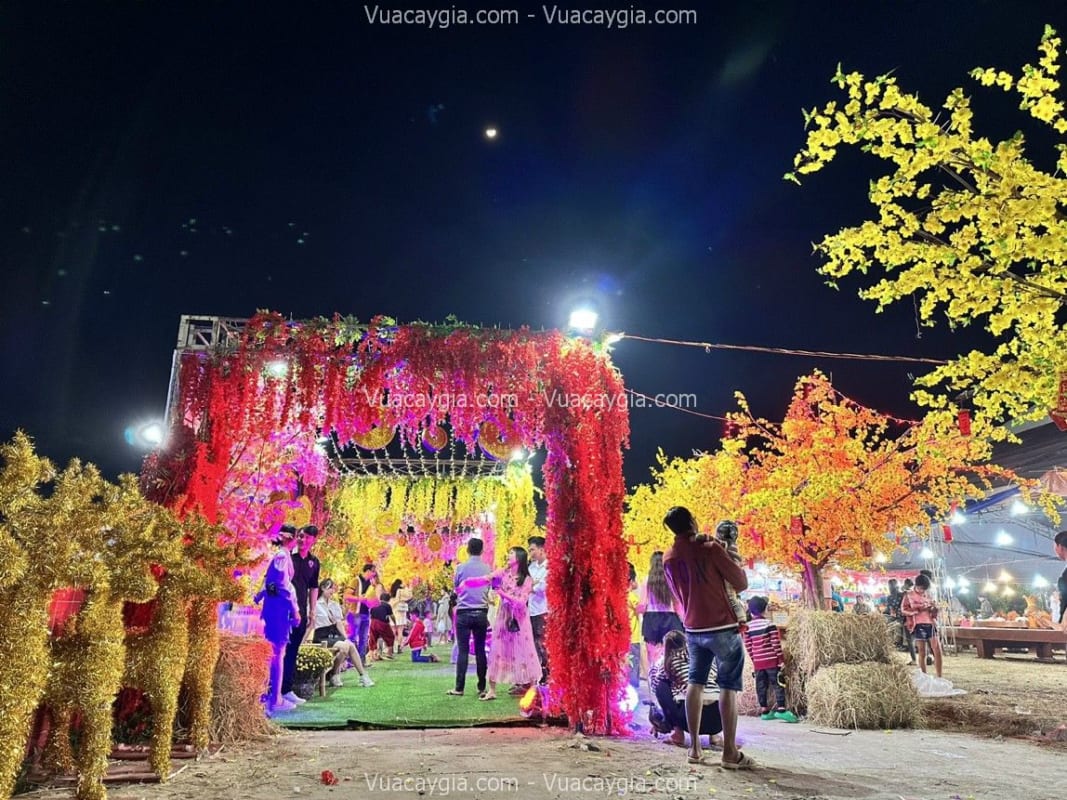 Cây cổ thụ giả hoa vàng