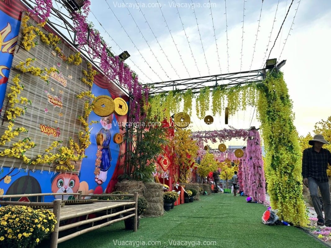 Cây cổ thụ giả hoa vàng