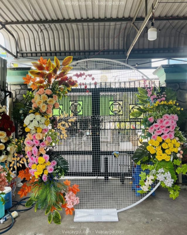 Thi công cổng hoa giả